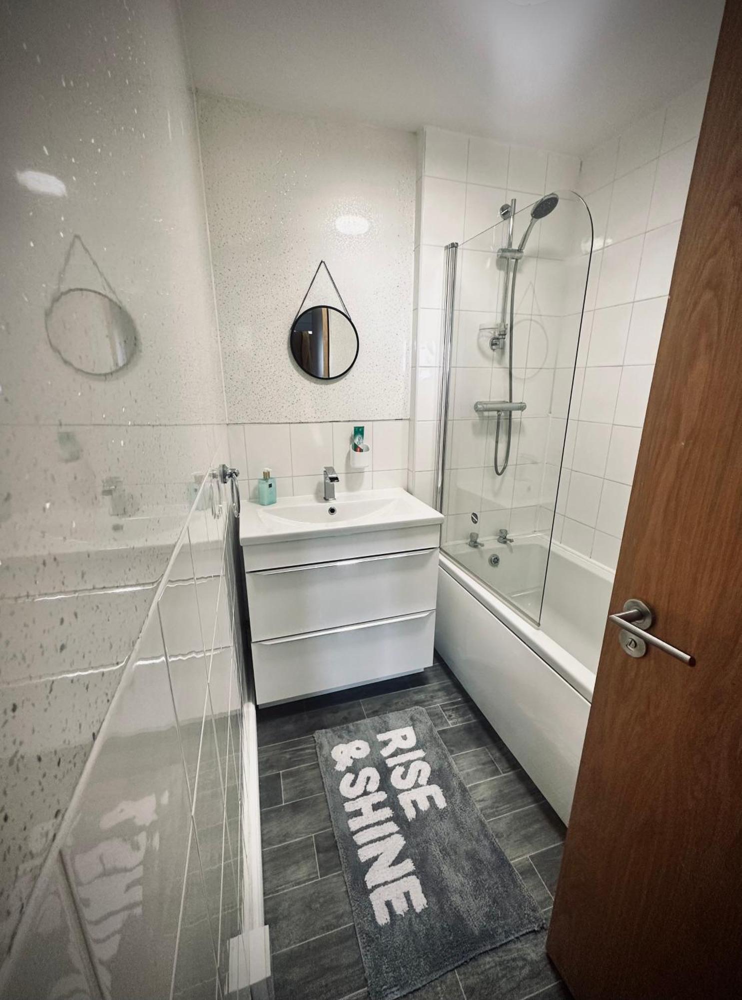Unique View Of Anfield Stadium - Charming 2 Bedroom Apartment In Liverpool With Parking Екстериор снимка